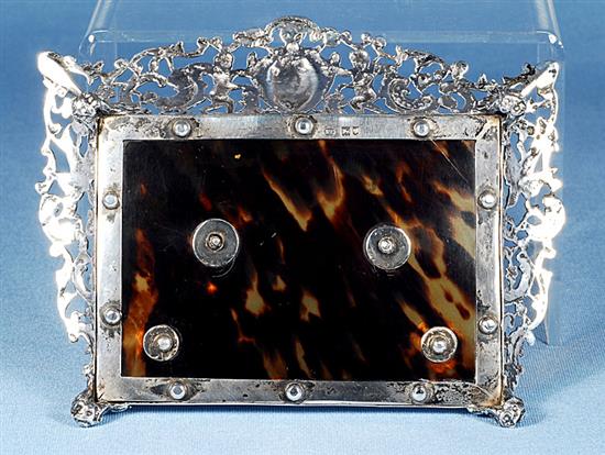 A good Edwardian silver and tortoiseshell inkstand, Length approx 6 ½”/164mm Depth approx 5”/125mm Weight base only 7.7oz/219grms.